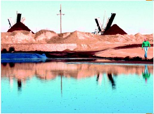 在俄勒岡州博德曼附近的三英里峽谷農(nóng)場，糞肥纖維堆旁的固體廢物沉淀池。 （美聯(lián)社/環(huán)球影城。經(jīng)許可轉(zhuǎn)載。）